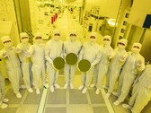 A Samsung 3 nm-es félvezető chipszeleteit mutatják a gyári munkások (Kép forrása: Samsung)