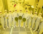 A Samsung 3 nm-es félvezető chipszeleteit mutatják a gyári munkások (Kép forrása: Samsung)