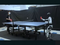 Egy HITTER-rel felszerelt Unitree G1 robot asztaliteniszezik (Kép forrása: Hybrid Robotics via YouTube; szerkesztett képernyőkép)