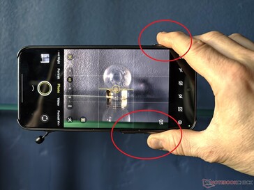 Ha a gyorsbillentyűt kiváltó gombként használjuk, akkor gyakran az ellenkező oldalon lévő gombokat nyomjuk meg.