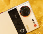 Úgy tűnik, hogy a Nubia Z70S Ultra Photographer Edition ugyanazzal az alapdizájnnal rendelkezik, mint a képen látható Z70 Ultra. (Kép forrása: ZTE)