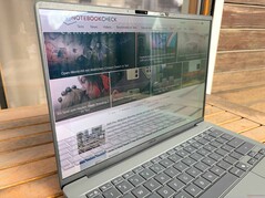 Szabadtéren (világos nappal, közvetlen napfény nélkül)