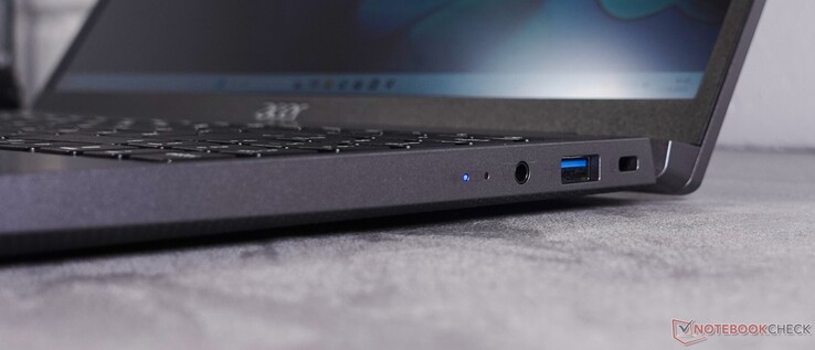 3.5 mm-es fejhallgató; USB-A 3.2 Gen 1; Kensington-záras nyílás