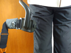 A pántok a combok felett lengnek. (Kép forrása: Notebookcheck)