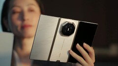 A fő szín, a lila mellett a Huawei Mate XT2 arany/fehér és arany/fekete színben is kapható lesz.