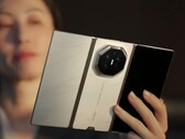 A fő szín, a lila mellett a Huawei Mate XT2 arany/fehér és arany/fekete színben is kapható lesz.