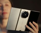 A fő szín, a lila mellett a Huawei Mate XT2 arany/fehér és arany/fekete színben is kapható lesz.