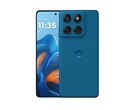 A Motorola Edge 60 Fusion Pantone Mykonos Blue színben a negyedik színválaszték, amelyben a telefon megvásárolható. (Kép forrása: Motorola)