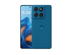 A Motorola Edge 60 Fusion Pantone Mykonos Blue színben a negyedik színválaszték, amelyben a telefon megvásárolható. (Kép forrása: Motorola)