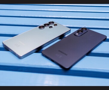 Samsung Galaxy S25 Ultra és Galaxy S25 Edge egymás mellé helyezve egy kék padon, kiemelve a kameramodulokat és a vékony fémszerkezetet (Kép forrása: Notebookcheck)