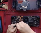 Steam Deck OLED középső szétszerelése. (Kép forrása: SlickBuys Mods and Repairs)