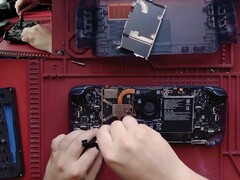 Steam Deck OLED középső szétszerelése. (Kép forrása: SlickBuys Mods and Repairs)
