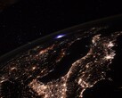 Az ISS-ről készült felvétel a Földről, amelyen a távolban egy zivatar látható. (A kép forrása: Flickr/CC/ESA/NASA-T. Pesquet)