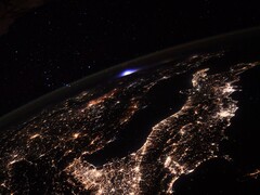Az ISS-ről készült felvétel a Földről, amelyen a távolban egy zivatar látható. (A kép forrása: Flickr/CC/ESA/NASA-T. Pesquet)