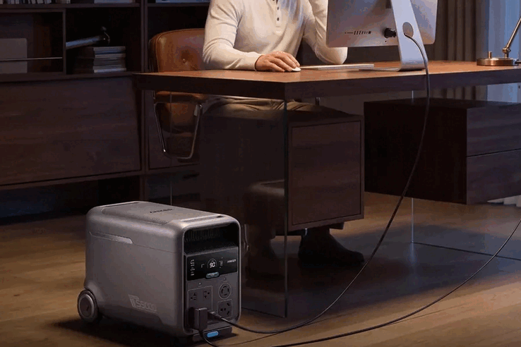 A kimenetek között 240 V-os és RV-csatlakozók is találhatók a szabványos aljzatok, az USB-A és egy 100 W-os USB-C-port mellett.