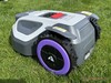 A robotfűnyíró hátulja, fogantyú az alján