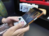 Az új vezérlő a telefon aljára csíptethető, így az egy Game Boy-stílusú kézi vezérlővé válik. (Kép forrása: @yoshivesmovie on X)