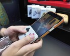 Az új vezérlő a telefon aljára csíptethető, így az egy Game Boy-stílusú kézi vezérlővé válik. (Kép forrása: @yoshivesmovie on X)