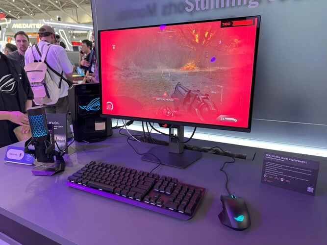Az Asus ROG Strix OLED XG27AQDPG a Computex 2025 kiállításon Tajpejben. (Kép forrása: TFTCentral)
