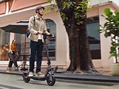 A Segway Ninebot F3 e-scooter tele van biztonsági és navigációs funkciókkal. (Kép forrása: Segway)