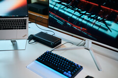 Egy Lenovo ThinkPad X9 laptophoz csatlakoztatott Aorus RTX 5060 Ti AI Box eGPU, amelyen a Cyberpunk 2077 fut egy külső monitoron.