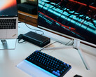 Egy Lenovo ThinkPad X9 laptophoz csatlakoztatott Aorus RTX 5060 Ti AI Box eGPU, amelyen a Cyberpunk 2077 fut egy külső monitoron.