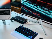 Egy Lenovo ThinkPad X9 laptophoz csatlakoztatott Aorus RTX 5060 Ti AI Box eGPU, amelyen a Cyberpunk 2077 fut egy külső monitoron.