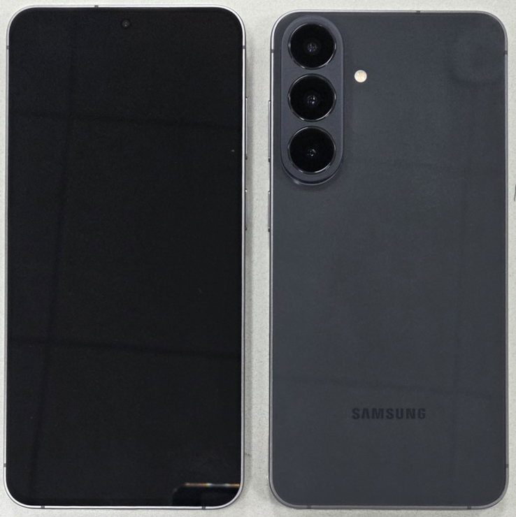 A Galaxy A57 fényképezőgéphez képest a Galaxy S26 FE új kamerasávja egészen a széléig ér.