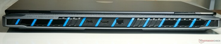 Hátul: RJ-45 2.5 GbE LAN, DC-in, HDMI 2.1-kimenet, RJ-45 2.5 GbE LAN