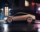Egy nedves városi utcán parkoló Tesla Cab éjszaka, elegáns, futurisztikus dizájnnal, fedett kerekekkel. (Kép forrása: Tesla)
