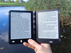 A Diptyx E-olvasó (a képen) USB-C-n keresztül kezeli a töltést és a fájlátvitelt. (Kép forrása: u/spacerower via r/ereader)