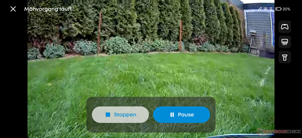 Az élő videó a robotkaszáló szemszögéből mutatja be a kertet