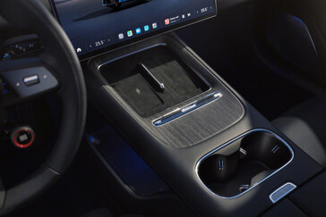 Xiaomi SU7 (2026) az új Capri Blue színben: Az elektromos sportos szedán nem csak egy kisebb ráncfelvarrást kap. (Kép forrása: Xiaomi)