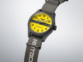 A Seiko 5 Sports Field x Honda Motocompo Limited Edition közelképe, amelyen kiemelve látható a sárga számlap, a Honda logó és a gravírozott korona.