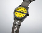 A Seiko 5 Sports Field x Honda Motocompo Limited Edition közelképe, amelyen kiemelve látható a sárga számlap, a Honda logó és a gravírozott korona.