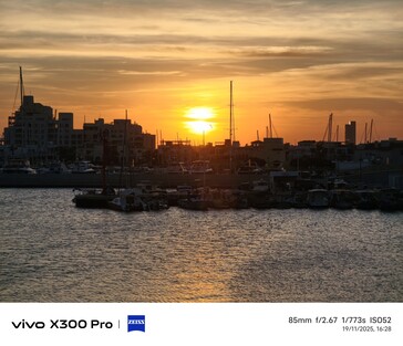 Vivo X300 Pro 85 mm nyers megvilágítás.