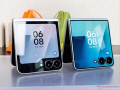 A Galaxy Z Flip 7 (jobbra) nagyobb fedőképernyővel rendelkezett, mint a Galaxy Z Flip 6 (balra).