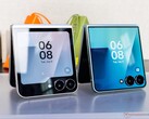 A Galaxy Z Flip 7 (jobbra) nagyobb fedőképernyővel rendelkezett, mint a Galaxy Z Flip 6 (balra).