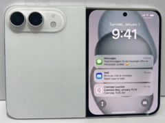 Az összehajtható iPhone Ultra formatervezett modellje fehér színben.