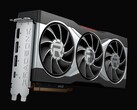 Közelkép az AMD Radeon RX 6800 XT grafikus kártyáról, amely háromventilátoros hűtéssel és ezüstszínű burkolattal rendelkezik, feltűnő Radeon márkajelzéssel. (Kép forrása: AMD)