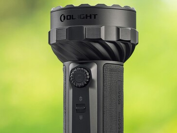 Az Olight Marauder 3 vezérlése egy forgógombbal és egy fénymód-kapcsolóval történik.