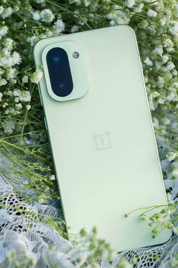 Shadow Green színváltozat a telefon (Kép forrása: OnePlus)