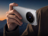 Az X500 Pro Max 200 MP-es teleobjektív-érzékelővel rendelkezik. A képen: a telefon hátulját bemutató promóciós fotó.