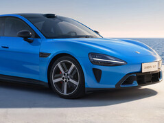 Xiaomi SU7 (2026) az új Capri Blue színben: Az elektromos sportos szedán nem csak egy kisebb ráncfelvarrást kap. (Kép forrása: Xiaomi)