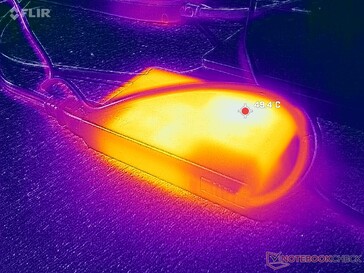 Az AC-adapter 50 °C-ra melegszik, ha nagy terhelés mellett működik