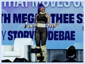 Megan Thee Stallion a DreamCon "Power &amp; Creativity" tűzparti beszélgetésén.