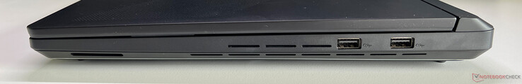 Jobbra: 2x USB-A 3.2 Gen 2 (10 Gbit/s)