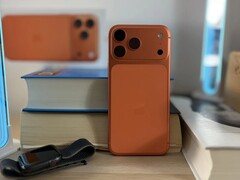 A MacRumors szerzője, Juli Clover az iPhone három generációját használta egy-egy évig, bekapcsolt 80%-os töltési korláttal.