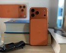 A MacRumors szerzője, Juli Clover az iPhone három generációját használta egy-egy évig, bekapcsolt 80%-os töltési korláttal.