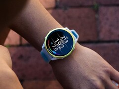A Garmin a Forerunner 570 (fent) készülékkel érkezett funkciókat más okosórákra is átviszi. (Kép forrása: Garmin)
